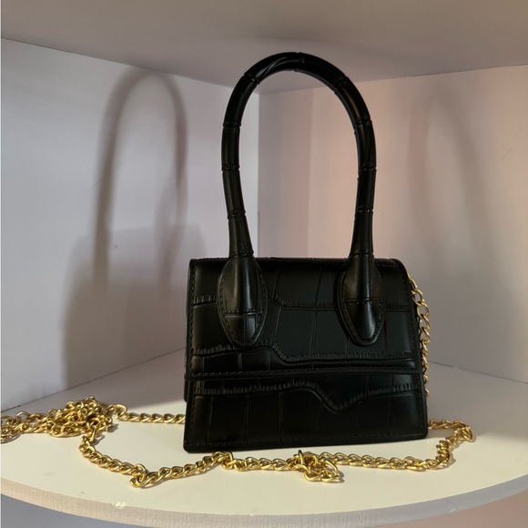 Elegant Black Croc-Embossed Handbag - Picture 3 of 6